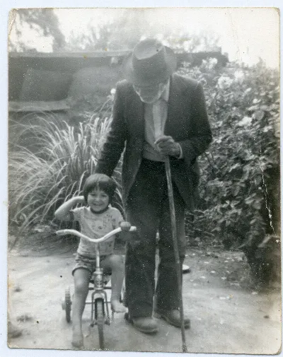 Abuelo y Nieto — Calle Larga — 1979 | Chile de Ayer
