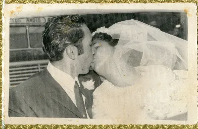 Recién casados besándose en automóvil — aprox. 1960 | Chile de Ayer