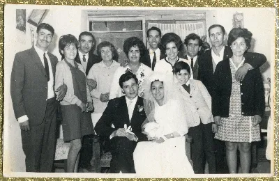 Fotografía de los novios junto a los invitados a la fiesta de matrimonio — aprox. 1960 | Chile de Ayer