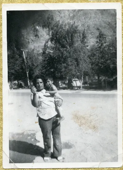 Madre con su hijo — aprox. 1960 | Chile de Ayer