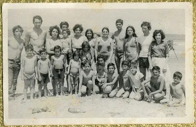 Paseo a la playa con grupo multigeneracional — aprox. 1960 | Chile de Ayer