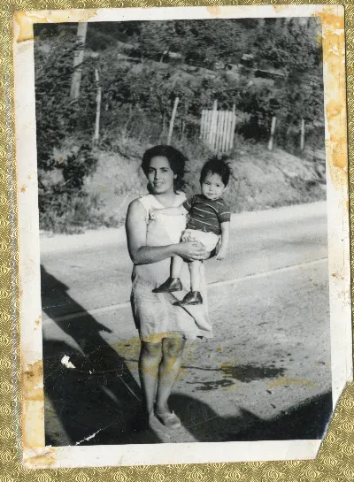Madre con su hijo a un costado del camino — aprox. 1960 | Chile de Ayer