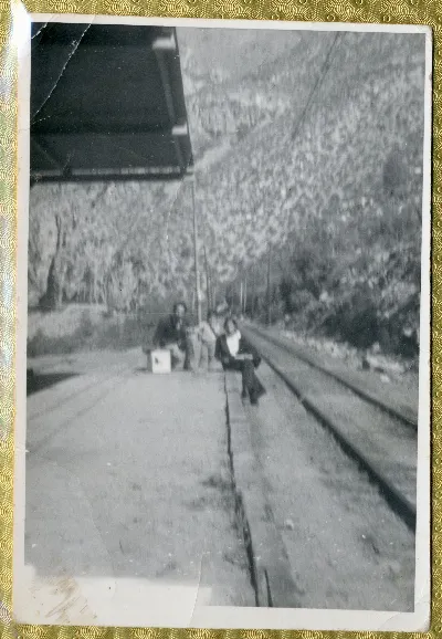 Esperando el tren — aprox. 1960 | Chile de Ayer