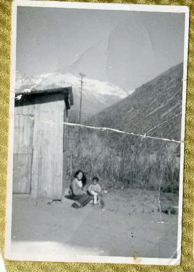 Madre con su hijo — aprox. 1960 | Chile de Ayer