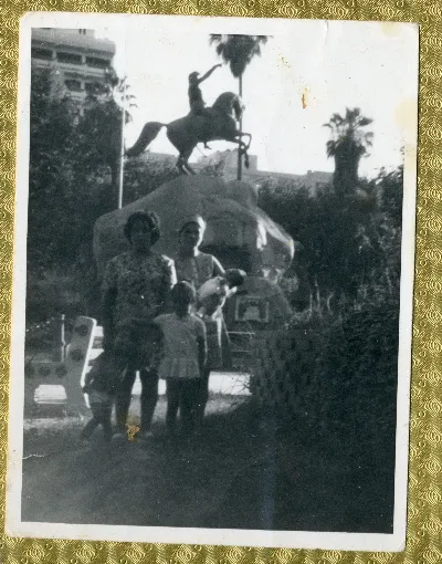 Familia en jardín con escultura acróbata — aprox. 1960 | Chile de Ayer