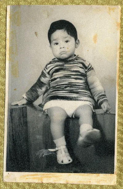 Niño con chaleco a rayas, retrato estudio — aprox. 1960 | Chile de Ayer