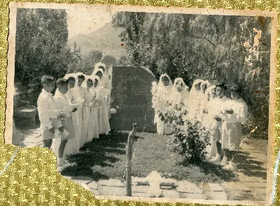 Niños y niñas el día de su primera comunión visitando la tumba de doña Rosa Squella de Jordán — Calle Larga — aprox. 1960 | Chile de Ayer