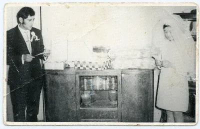 Novios leyendo agradecimientos en fiesta de matrimonio — Calle Larga — 1963 | Chile de Ayer