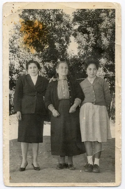 Mujeres Familia Salinas Urbina — Calle Larga — 1950 | Chile de Ayer