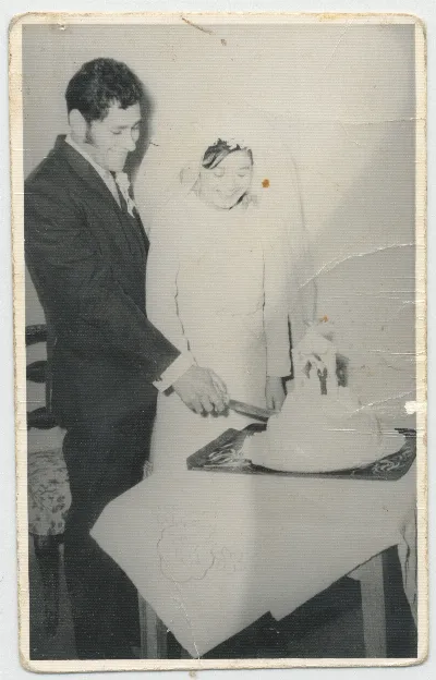 Partiendo la torta de matrimonio — Calle Larga — 1963 | Chile de Ayer