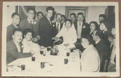 Novios partiendo la torta de matrimonio — Calle Larga — 1960 | Chile de Ayer