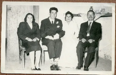 Recien casados junto al los padres de la novia — Calle Larga — 1960 | Chile de Ayer