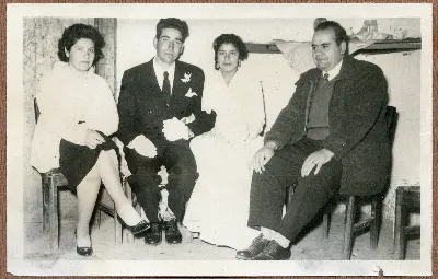 Recien casados junto a los padrinos de matrimonio — Calle Larga — 1960 | Chile de Ayer