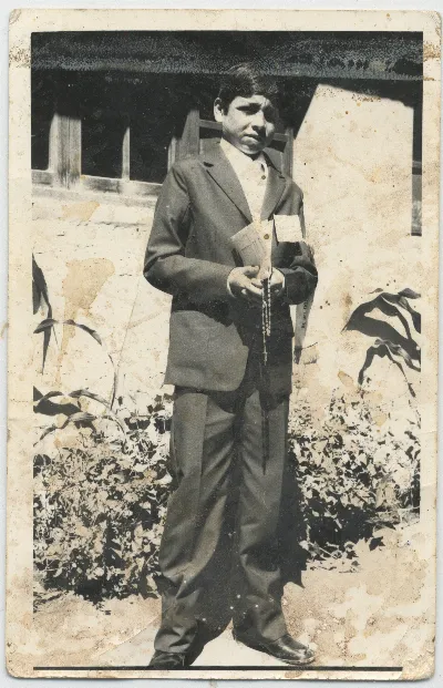 Niño con rosario y misal en jardín — Calle Larga — 1960 | Chile de Ayer