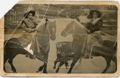 Huasos a caballo — Calle Larga — 1940 | Chile de Ayer