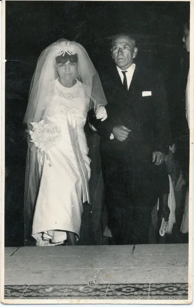 Novia llegando al altar junto a su padre — Calle Larga — 1964 | Chile de Ayer