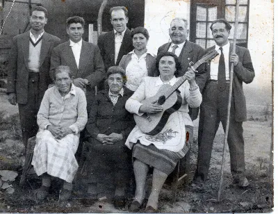 Familia Vergara Berríos con guitarrista, Calle Larga — Calle Larga — 1955 | Chile de Ayer