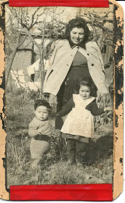 Madre e hijos en Pocuro — Pocuro — 1957 | Chile de Ayer