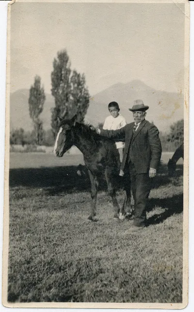 Abuelo con su nieto a caballo — Calle Larga — 1927 | Chile de Ayer