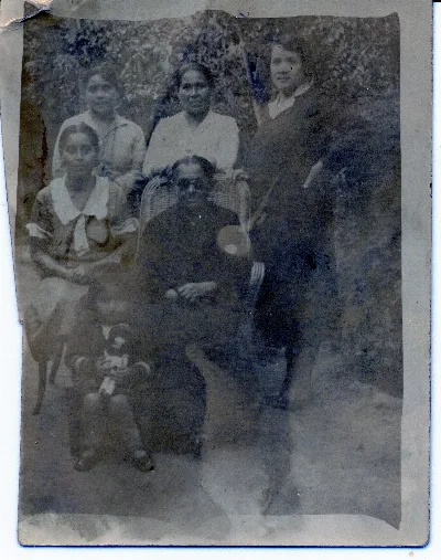 Familiares y Amigas — Calle Larga — 1913 | Chile de Ayer