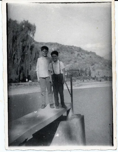 Jóvenes junto a compuertas del Tranque Fundo el Guindal — Calle Larga — 1967 | Chile de Ayer
