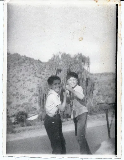 Niños jugando en Tranque Fundo el Guindal — Calle Larga — 1967 | Chile de Ayer