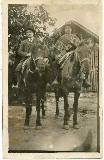 Hombres a caballo — Calle Larga — 1925 | Chile de Ayer