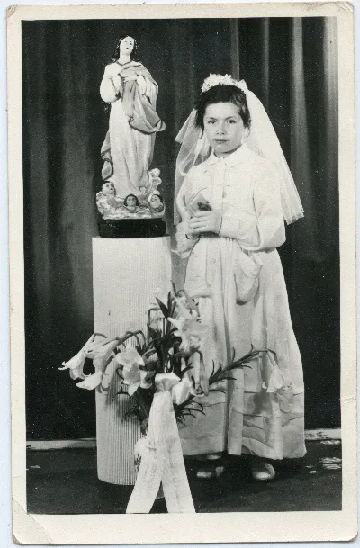 Primera Comunión con estatua de Virgen María, Los Andes — Los Andes — 1964 | Chile de Ayer