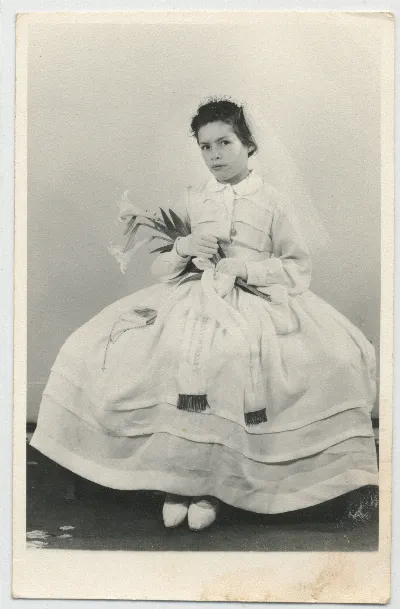Primera Comunión, niña con ramo de flores, Los Andes — Los Andes — 1964 | Chile de Ayer