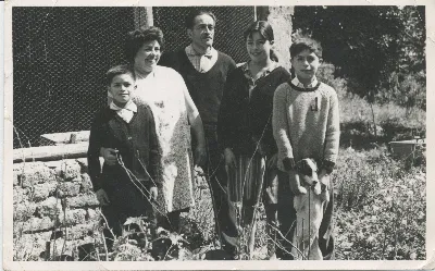Familia Contreras Vergara y mascota — Pocuro — 1965 | Chile de Ayer