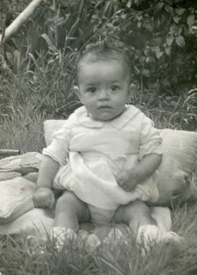 Bebé en jardín de Pocuro — Pocuro — 1954 | Chile de Ayer