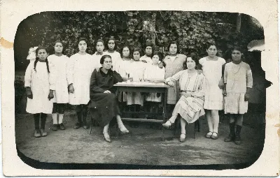 Maestra Blanca Clavijo Maturana y alumnas — Calle Larga — 1920 | Chile de Ayer