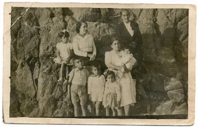 Familia en formación rocosa costera — 1923 | Chile de Ayer