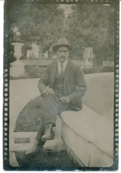Hombre en Plaza de Los Andes — Los Andes — 1915 | Chile de Ayer