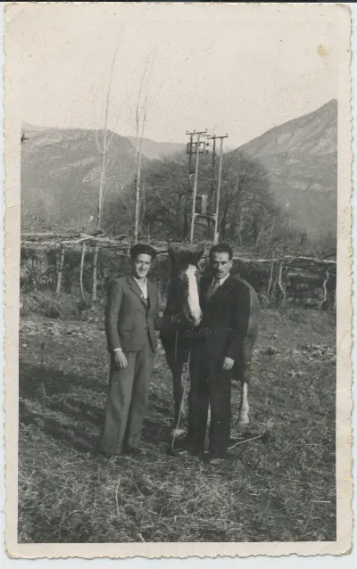 Padre e hijo junto a un caballo en casa de campo — Calle Larga — 1935 | Chile de Ayer