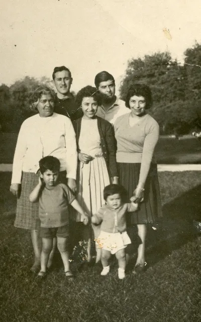 Familia multigeneracional en parque, Calle Larga — Calle Larga — aprox. 1960 | Chile de Ayer