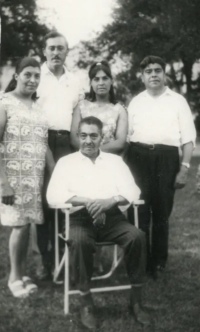 Familia posada en jardín de Calle Larga — Calle Larga — aprox. 1960 | Chile de Ayer
