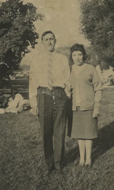 Pareja en jardín arbolado de Calle Larga — Calle Larga — aprox. 1960 | Chile de Ayer