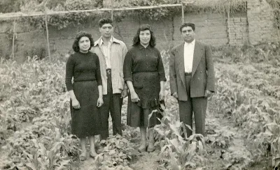 Familia en huerto de maíz, Pocuro — Pocuro — aprox. 1960 | Chile de Ayer