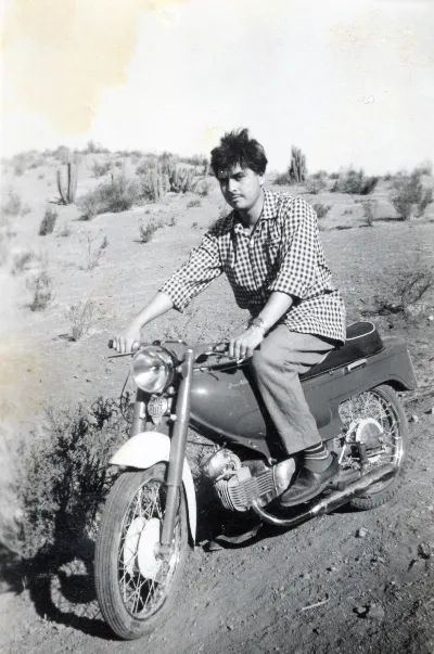 Hombre en motocicleta en el cerro — Calle Larga — aprox. 1960 | Chile de Ayer