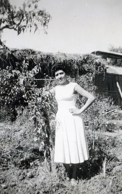 Mujer en huerto con enredaderas, Calle Larga — Calle Larga — aprox. 1960 | Chile de Ayer