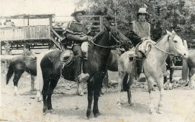 Hombres a caballo en el rodeo oficial — Calle Larga — 1971 | Chile de Ayer