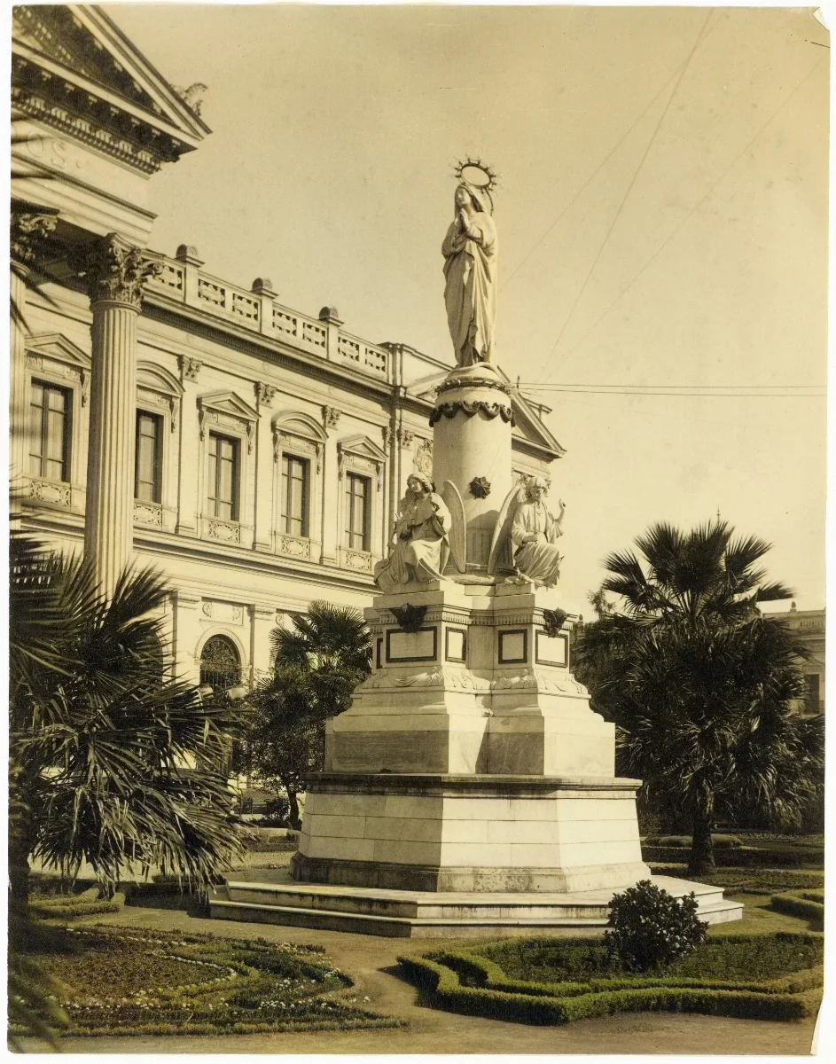 La Virgen Orante, frente a Congreso Nacional, ca. 1904 — Ex Congreso Nacional — 1904 | Chile de Ayer