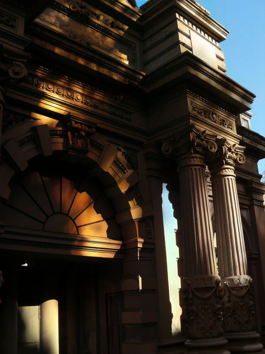 Detalle de la fachada neoclásica de la Terraza Caupolicán del Cerro Santa Lucía, Santiago — aprox. 1880–1930 | Chile de Ayer