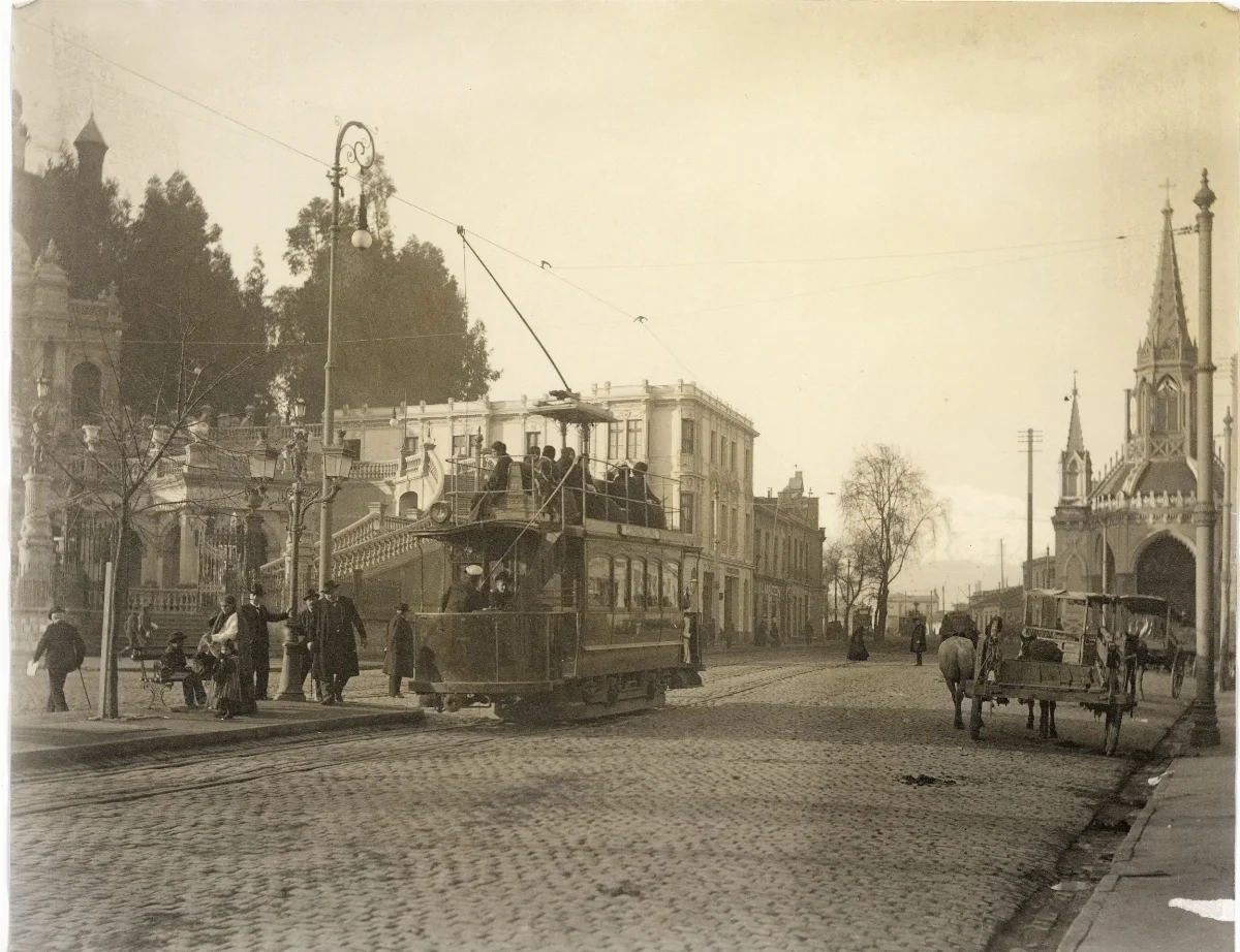 Alameda frente a Cerro Santa Lucía, ca. 1904 — Cerro Santa Lucía — 1904 | Chile de Ayer