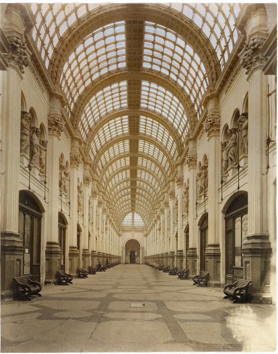 Galería San Carlos, Santiago, ca. 1904 — Plaza de Armas de Santiago — 1904 | Chile de Ayer