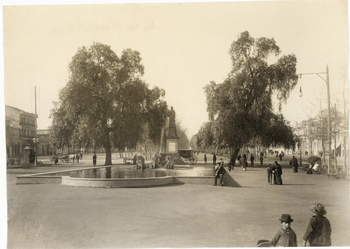Fuente de Neptuno en Alameda de Las Delicias con calle Vergara, Santiago, ca. 1904 — Alameda de las Delicias — 1904 | Chile de Ayer
