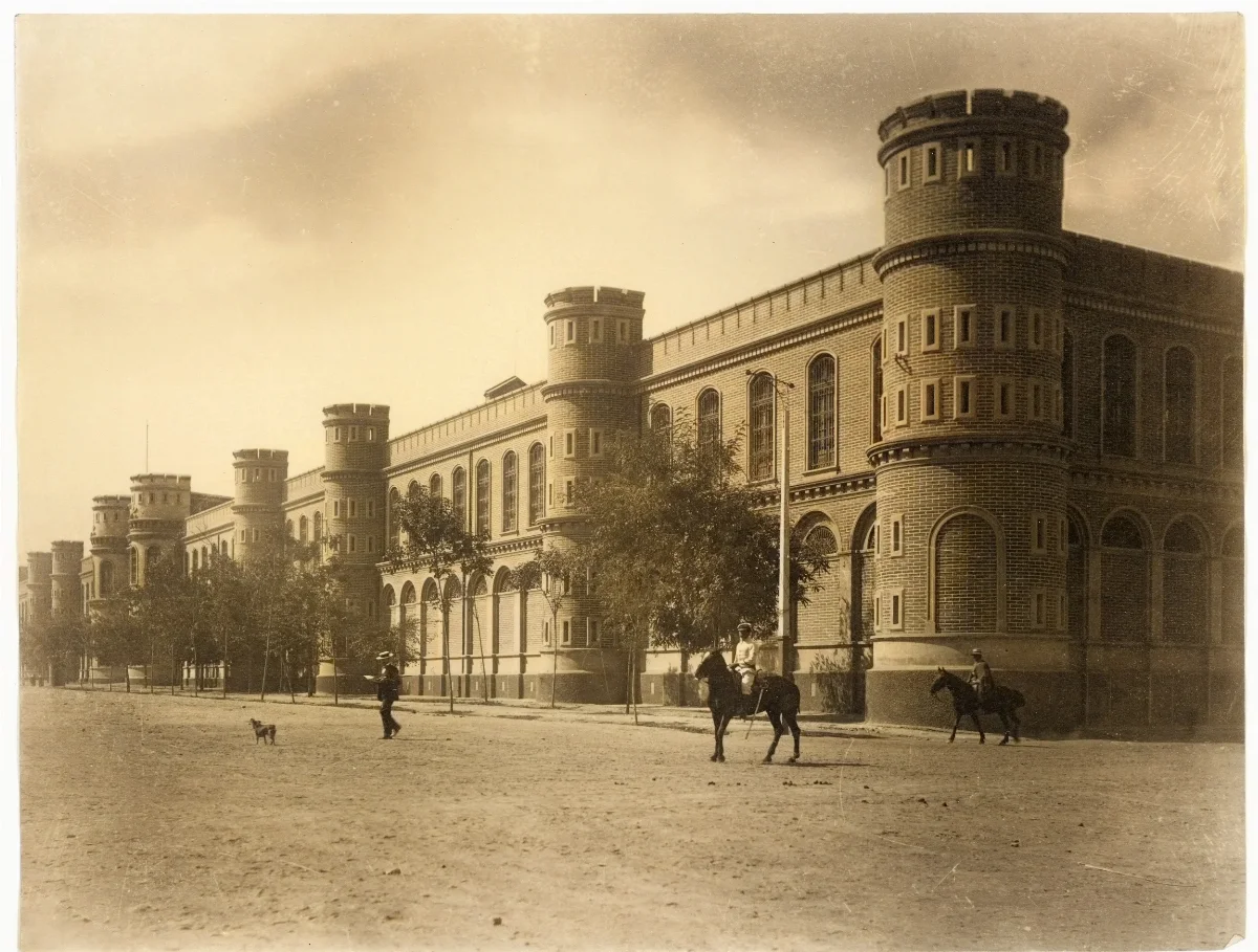 Edificio Arsenales de Guerra, Santiago, ca. 1904 — Arsenales de Guerra — 1904 | Chile de Ayer