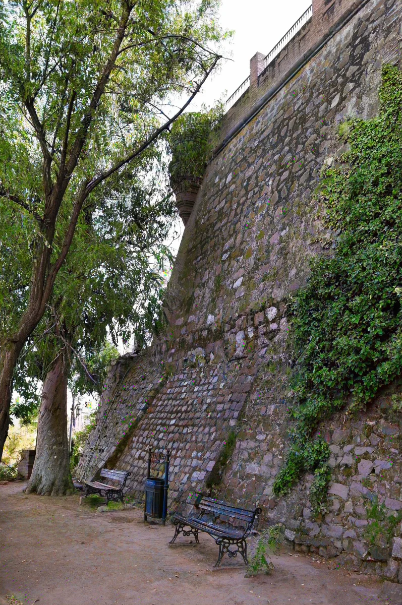 Muralla con bancos y vegetación en Cerro Santa Lucía — aprox. 1880–1930 | Chile de Ayer
