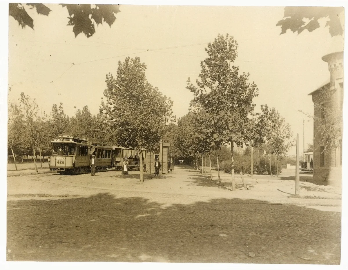 Parque Forestal, Castillo del Parque, Santiago, ca. 1904 — Laguna del Parque Forestal — 1904 | Chile de Ayer
